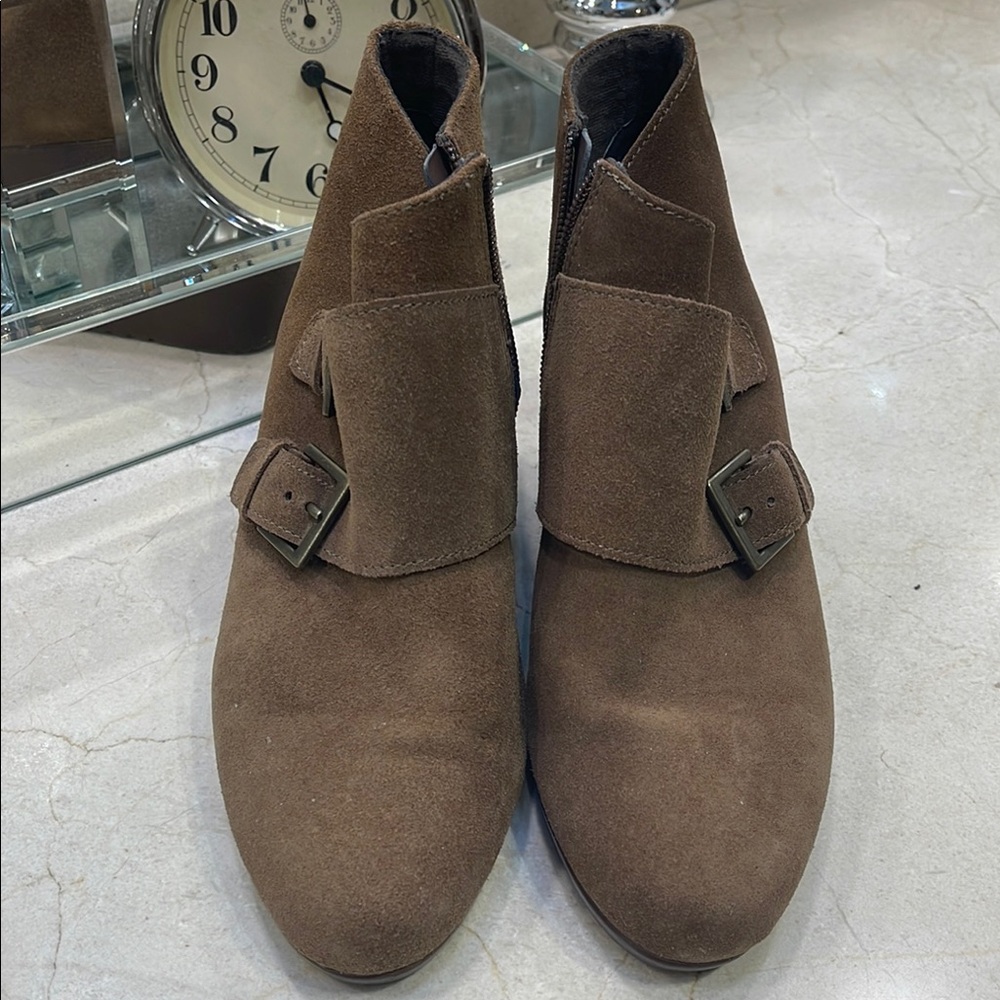 Munro size 7.5  Brown Suede Ankle Boots comfort insoles zip side wedge worn once